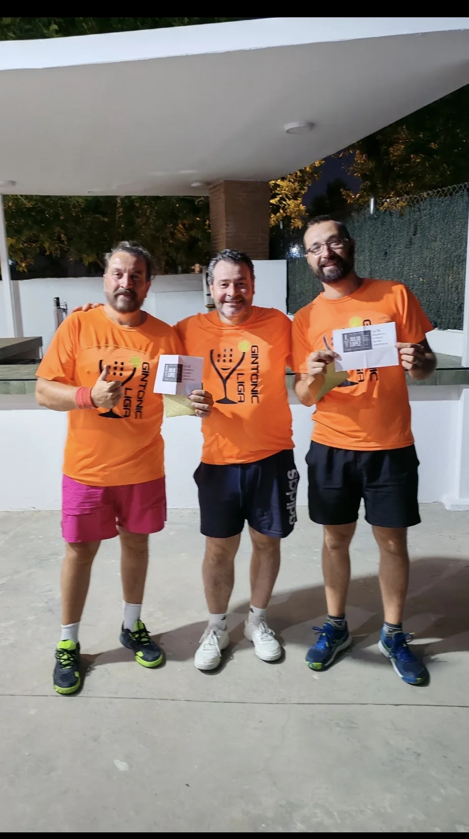 Ganadores con el premio de Carniceria López