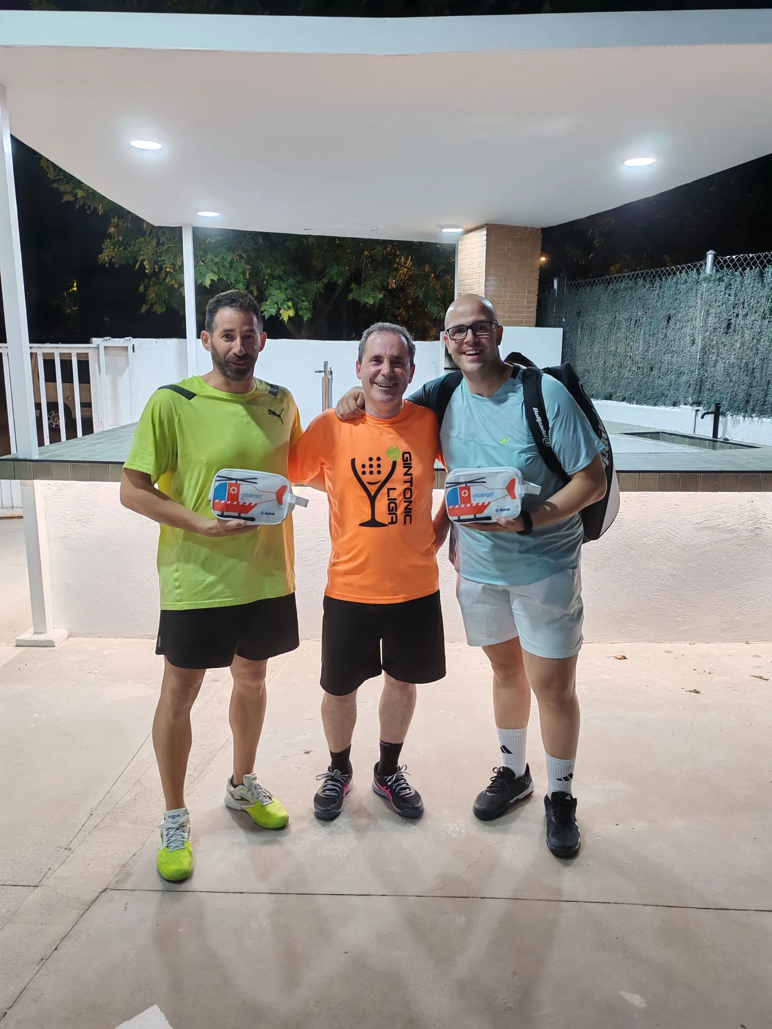 Ganadores con el premio de Farmacia El Guijo